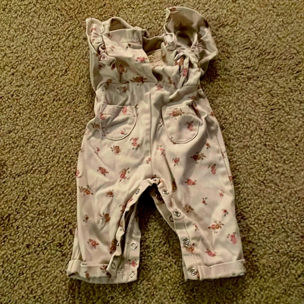 Cute baby outlfit with flowers